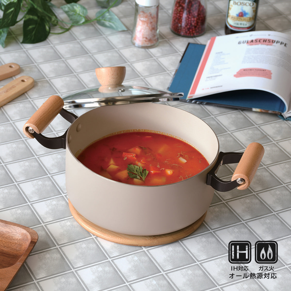 スプル ふっ素加工IH対応ガラス蓋付木柄深型両手鍋20cm — PEARL LIFE