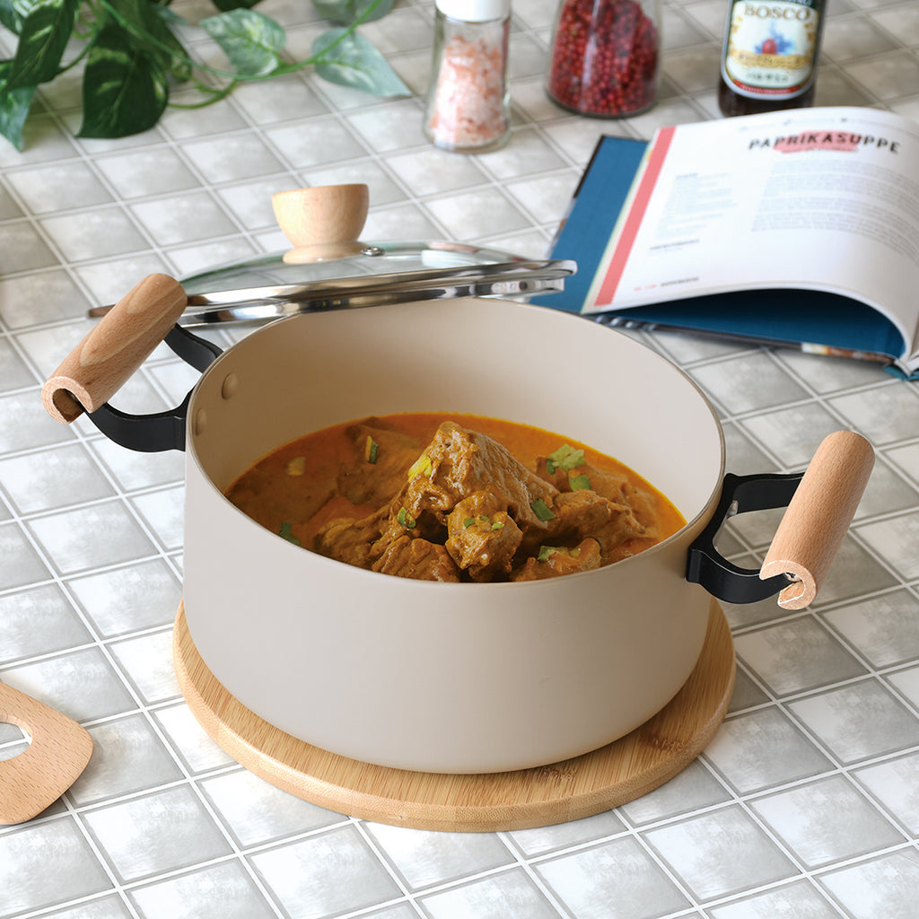 スプル ふっ素加工IH対応ガラス蓋付木柄深型両手鍋22cm — PEARL LIFE