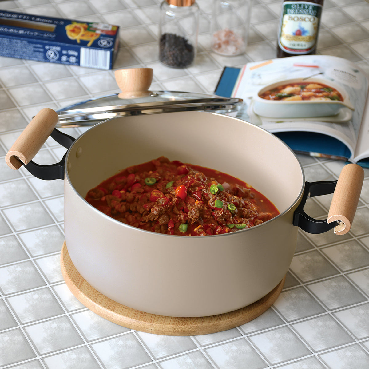 スプル ふっ素加工IH対応ガラス蓋付木柄深型両手鍋24cm — PEARL LIFE