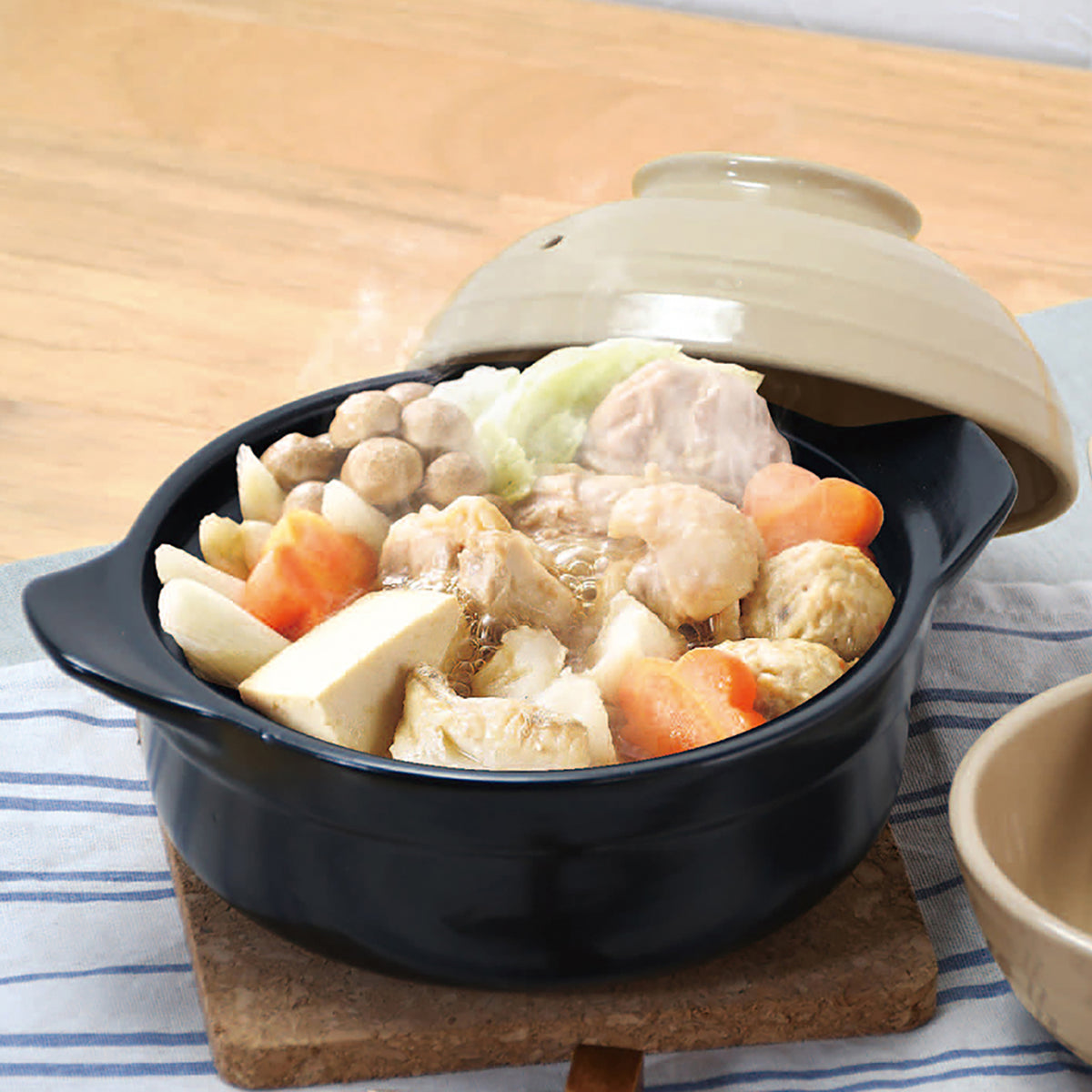 黒とベージュの土鍋 蒸し器付き 黒とベージュの土鍋 蒸し器付き